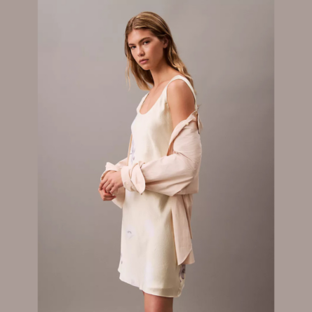 Calvin Klein, Minivestido de satin con estampado